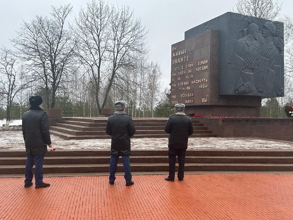 Рубежный камень на невском пятачке. Памятник Рубежный камень мемориал Невский Пятачок. Памятнике «Рубежный камень» на «Невском пятачке». Рубежный камень.