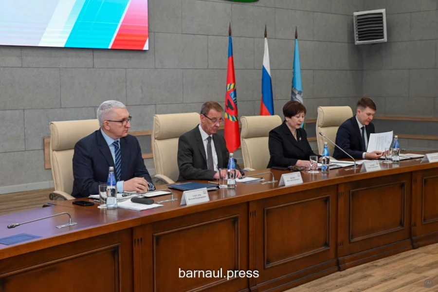 Депутаты заслушали годовой отчет главы Барнаула Вячеслава Франка о проделанной работе.