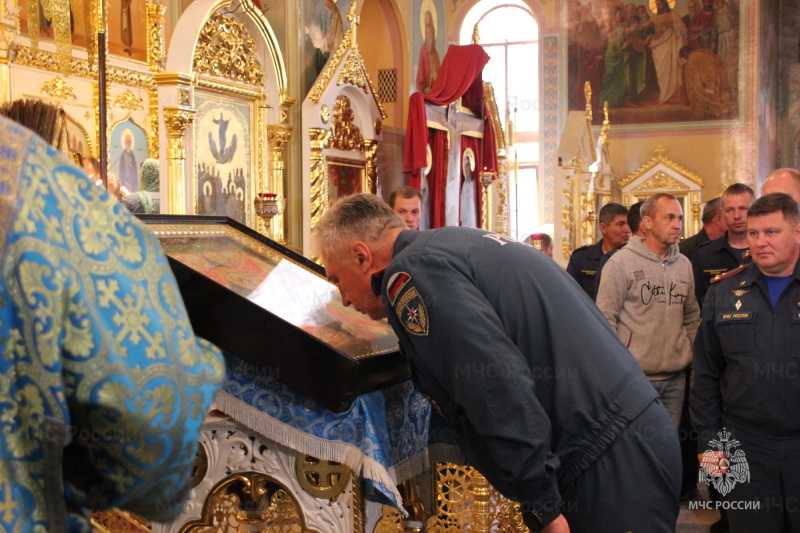 Духовная опора спасателей: молебен для сотрудников МЧС России в Вознесенском соборе