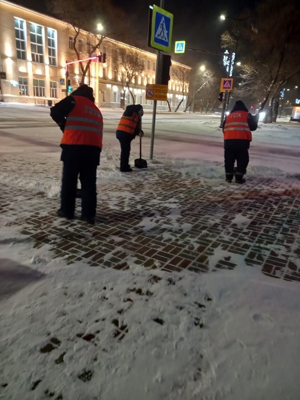 В Благовещенске ГСТК очищает дороги от выпавшего снега