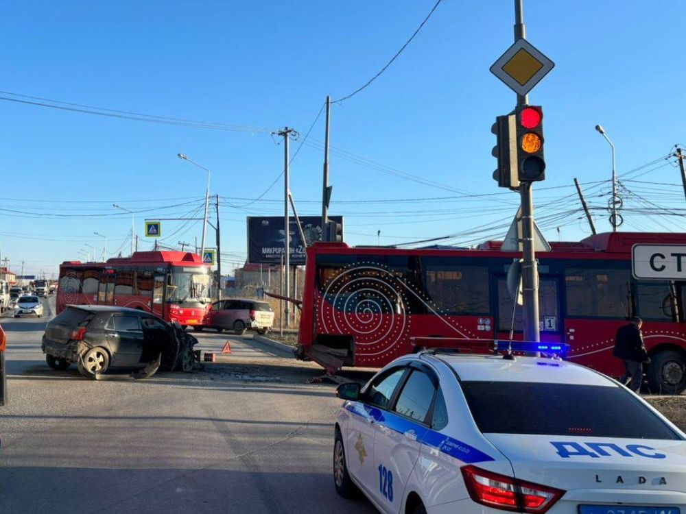 По предварительным данным сегодня около 19 часов вечера в районе дома 43г пр.Михаила Николаева 40-летний водитель автомобиля «Toyota Allex» совершил столкновение с маршрутным автобусом ПАЗ, который завершал поворот налево