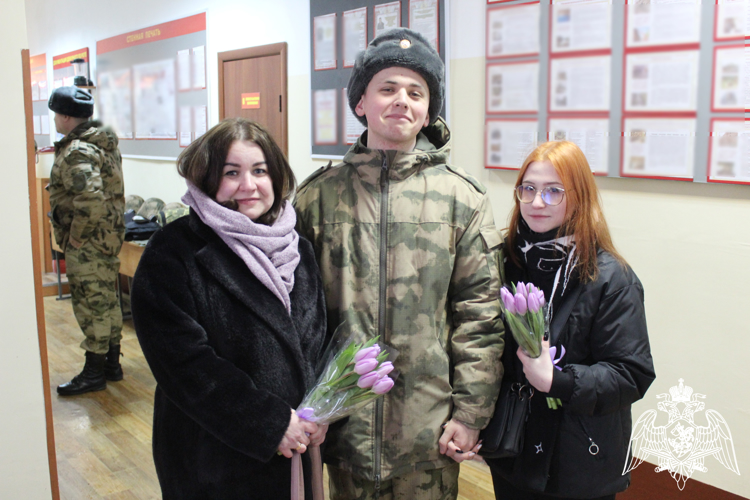 В Кирове росгвардейцы поздравили коллег-представительниц прекрасного пола с Международным женским днем
