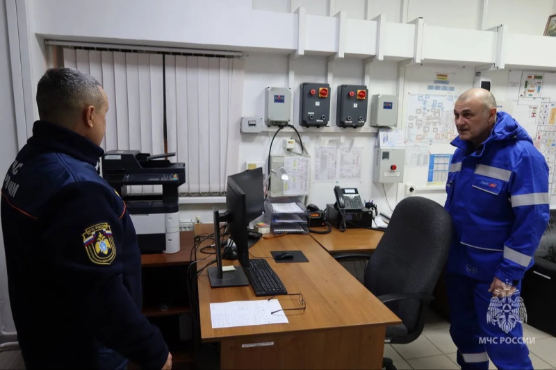 Начальник Главного управления Олег Гилёв встретился с работниками пожарно-спасательного подразделения объекта в посёлке Сабетта