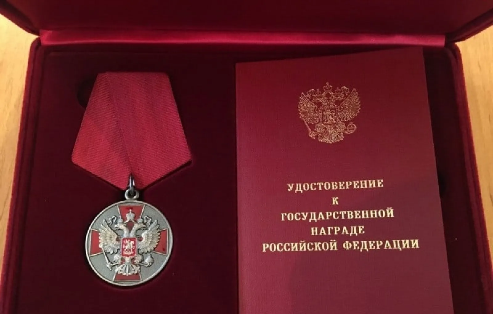 Медаль ордена за заслуги перед отечеством с изображением мечей