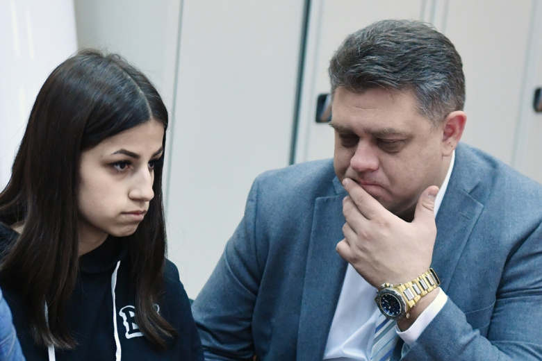 Ангелина Хачатурян в Басманном суде Москвы, где рассматривается вопрос о продлении до конца марта срока ограничений, наложенных на обвиняемых в убийстве отца Михаила Хачатуряна сестер Кристины и Ангелины Хачатурян, 2018 г