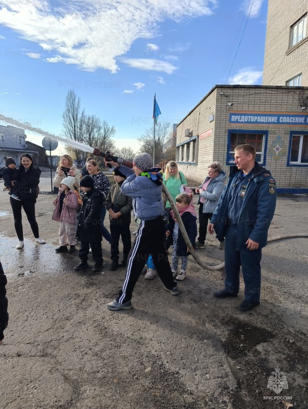 Сотрудники МЧС России провели увлекательную экскурсию для подопечных БРООИК «Мы Вместе»