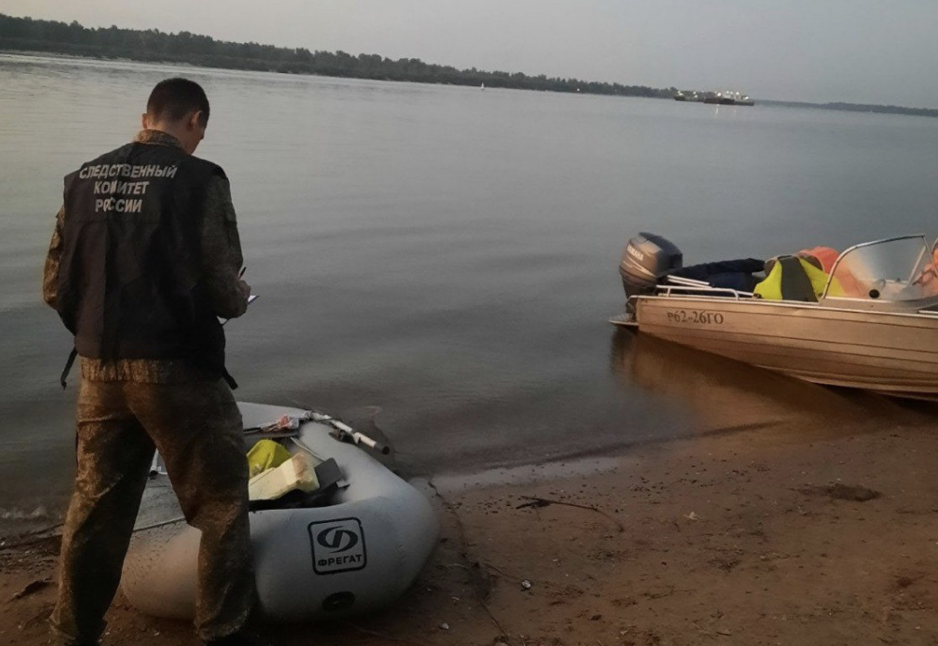 Что случилось с лодками. Человек в лодке фото. Лодка Волга. Столкновение двух лодок на Волге. Люди в резиновой лодке