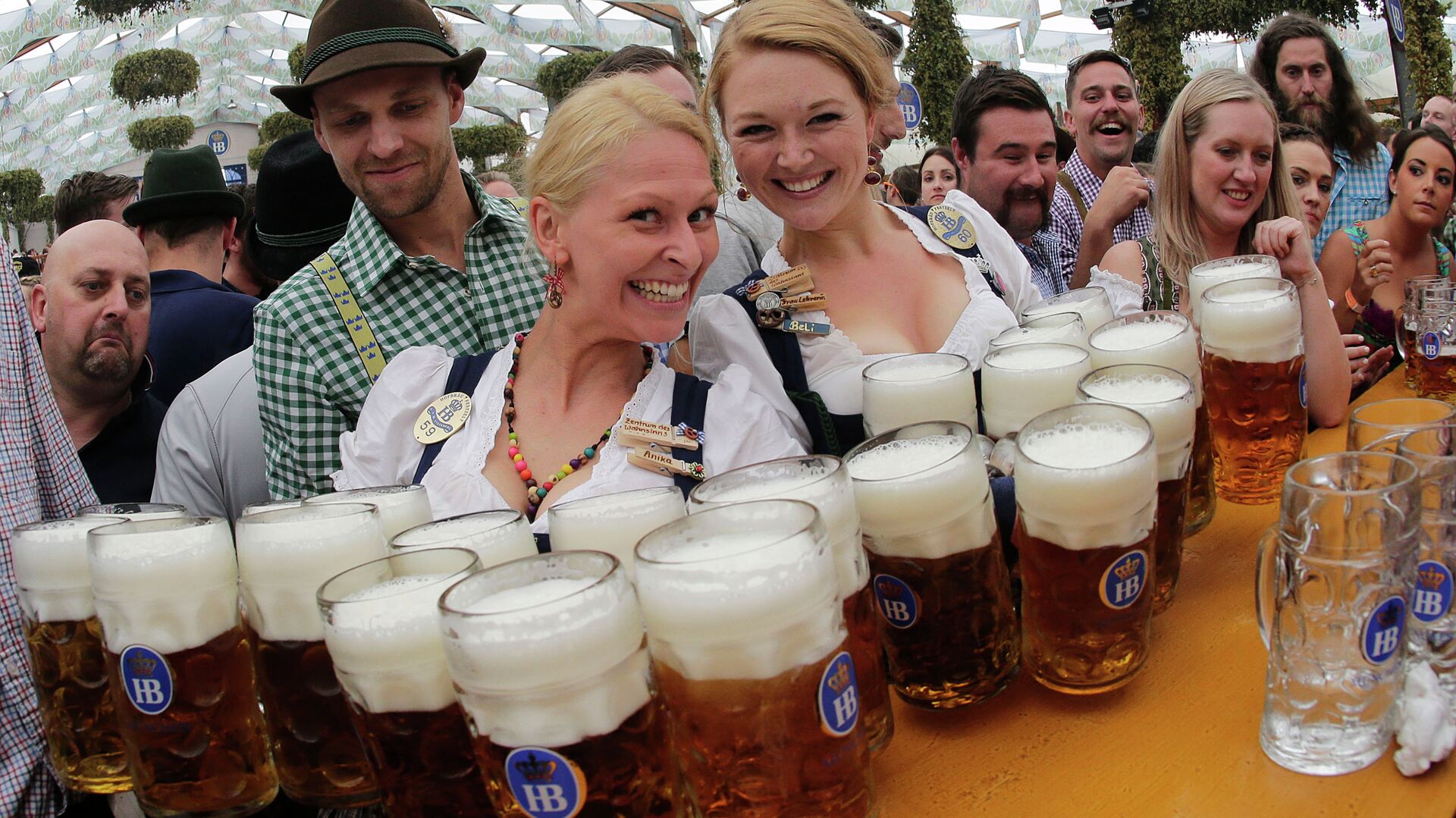 Сколько пивоварен участвуют в октоберфесте. Фестиваль Октоберфест в Германии. Октоберфест в Мюнхене. Фестивальное пиво Октоберфест. Октобер фестиваль в Германии.