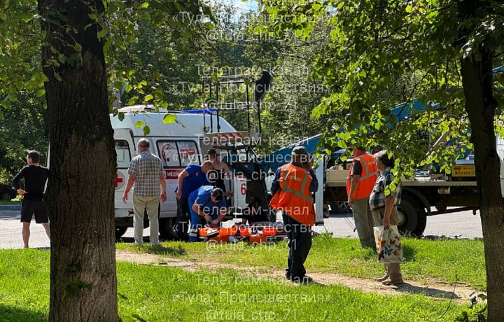 Самокатчик попал под колёса автовышки в Туле