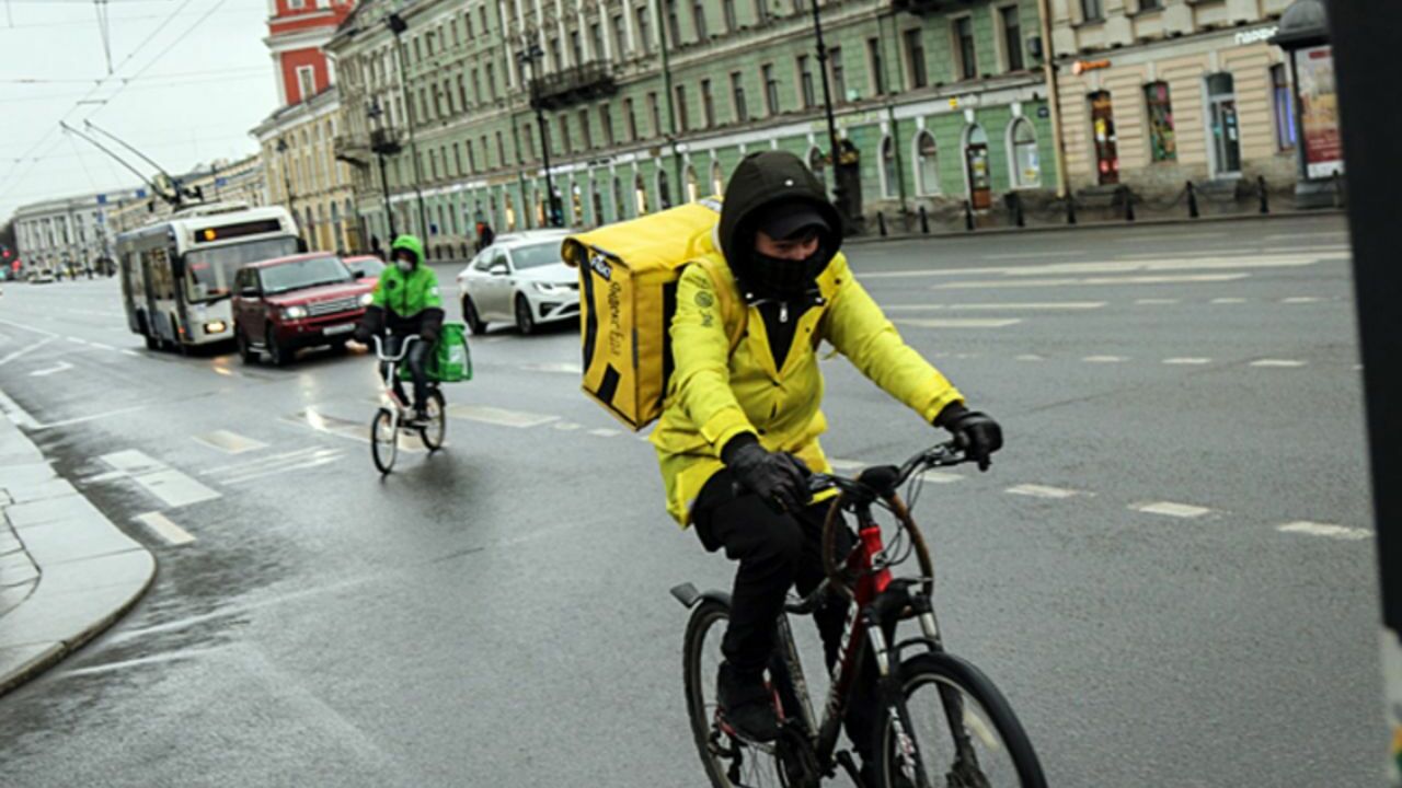 Заработок курьеров в Петербурге зашкаливает: программистов заставили подвинуться