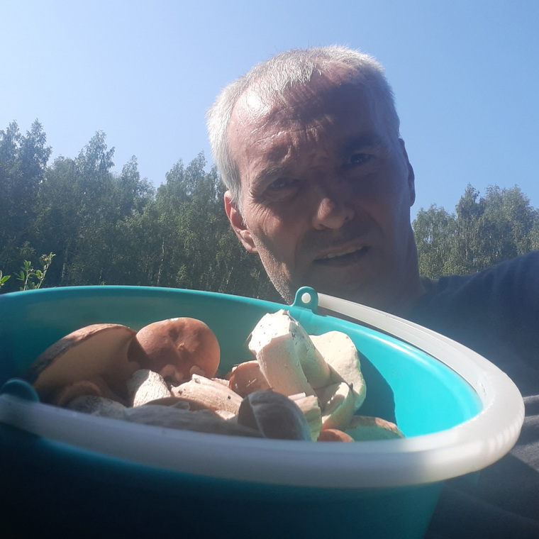 Михаил Поздеев собирает грибы ведрами