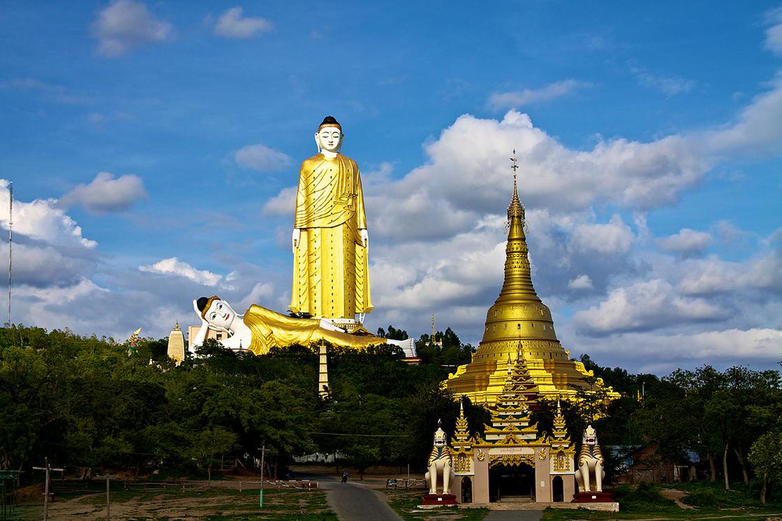 Статуя Будды над храмом