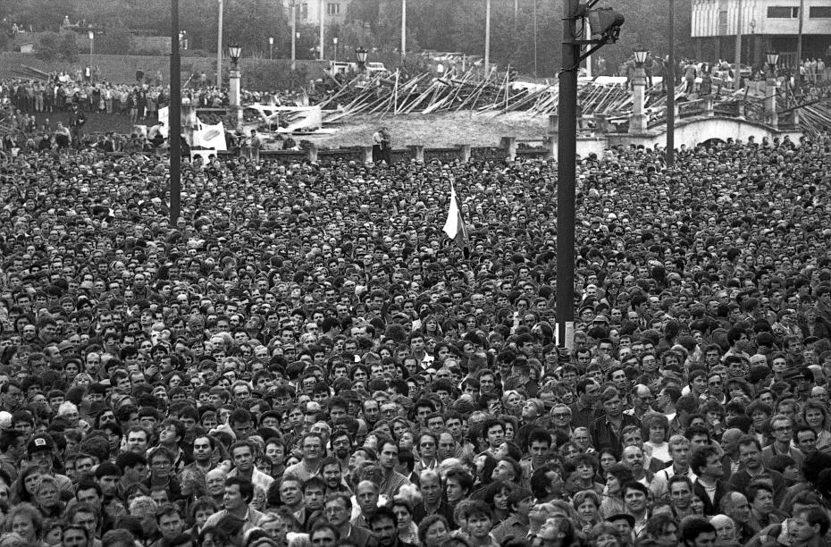 В дни Августовского путча ГКЧП, 1991 год. Введено чрезвычайное положение и в столицу введены воинские подразделения