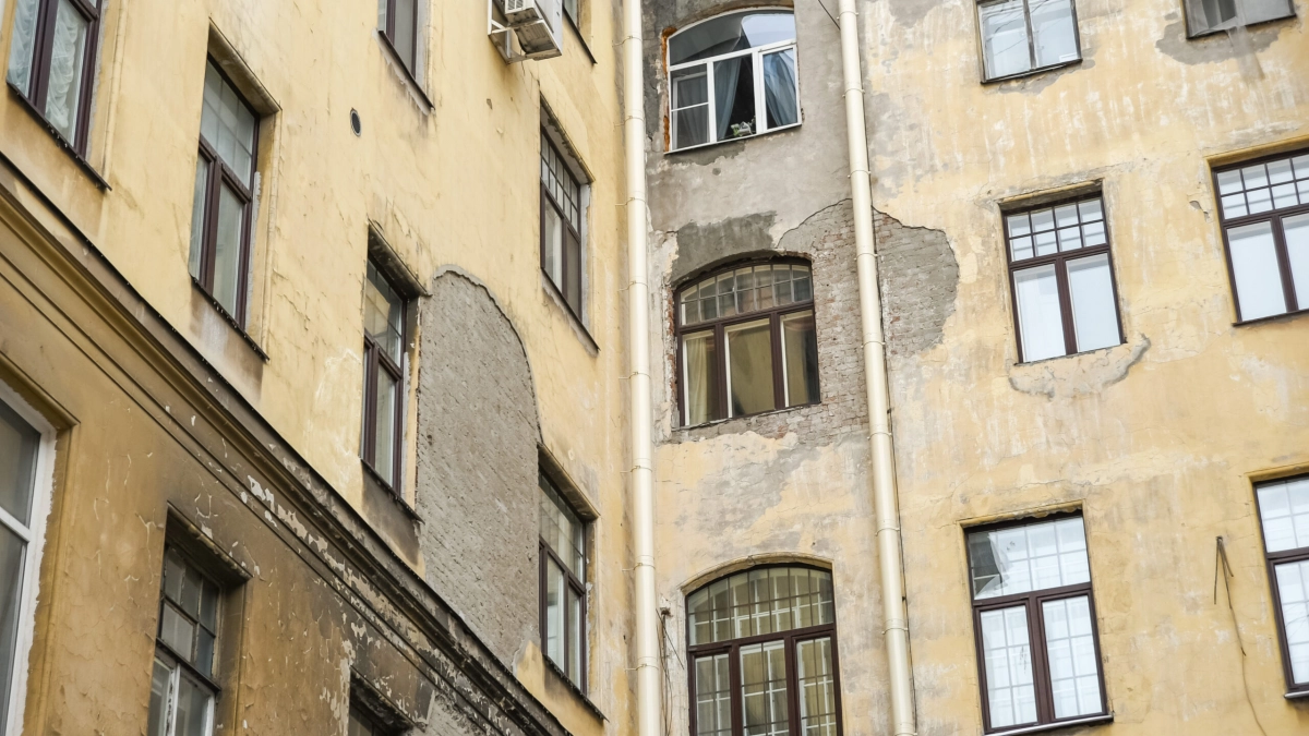 Приставы помогли петербуржцу получить место в коммуналке, в которой живут его братья и сестра - tvspb.ru