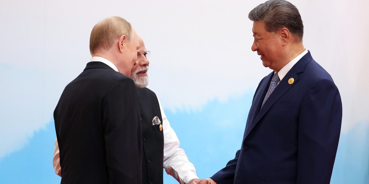 Президент РФ Владимир Путин, премьер-министр Индии Нарендра Моди и председатель Китайской Народной Республики (КНР) Си Цзиньпин на саммите ШОС в Тяньцзине. Китай