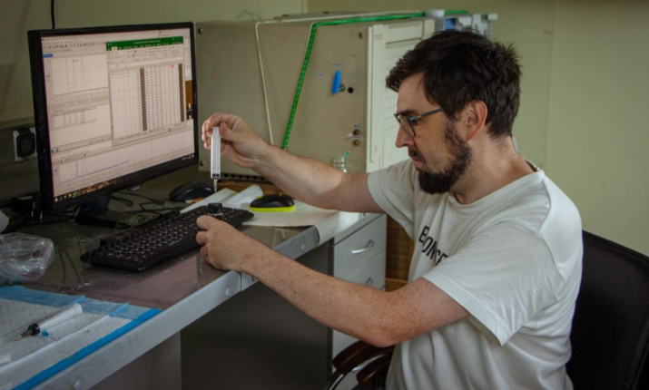 Вед. инженер Е.В. Лифанский в судовой газогеохимической лаборатории выполняет анализы на газовом хроматографе «КристаллЛюкс 4000М», производство ООО «НПФ Мета-Хром», Россия