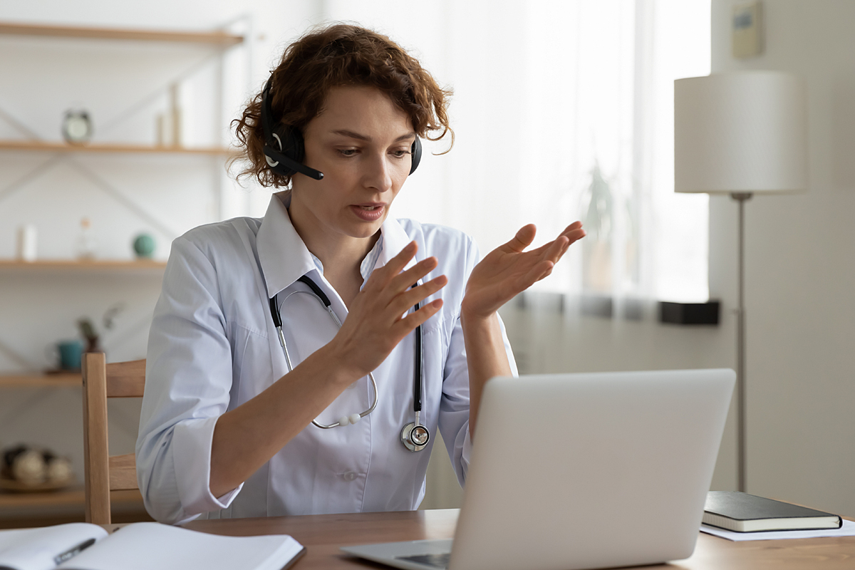 женщина медик. красивый доктор женщина. доктор в смешных очках. докторша предпочитает. красивые женщины врачи в очках.