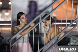 Девушки иногда прибегают к услугам косметологов 