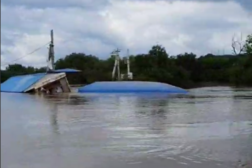 Паводки в городе орск 2024. Плавающая кровля. Уссурийск наводнение. Потоп в Уссурийске 2023 автовокзал. Затопило гараж.