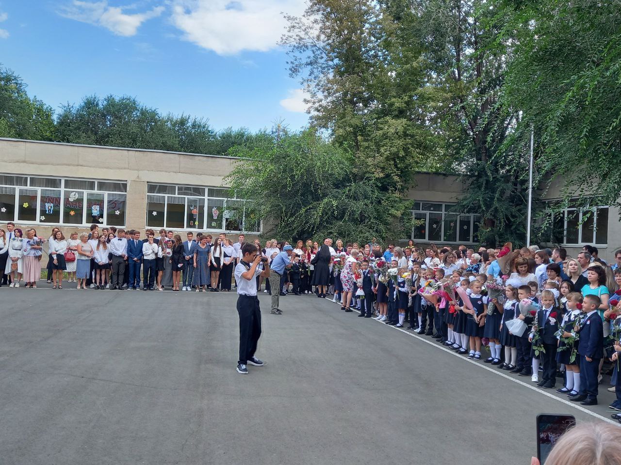 72 школа 1 класс. Школа первое сентября Белгород. Аллея первоклассников Оренбург. Школа 1 сентября. Школа 72 Оренбург 2019 год 1 сентября.