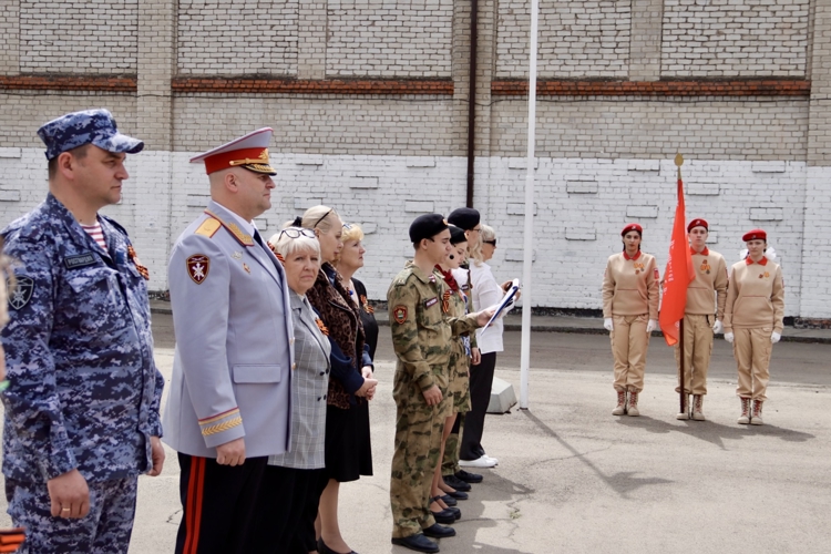 Начальник Управления Росгвардии генерал-майор полиции Виталий Харчёв принял участие в школьном патриотическом мероприятии
