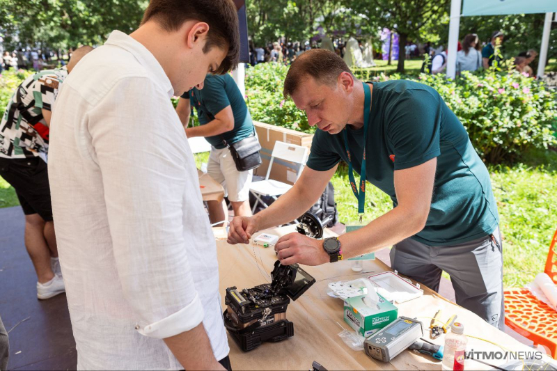 Мастер-классы от физиков ИТМО на ITMO Family Day. Фото: Дмитрий Григорьев / ITMO NEWS 
