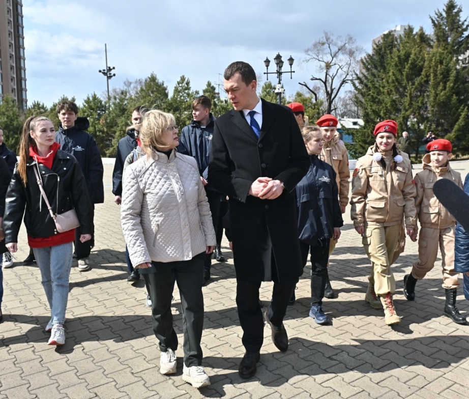 Михаил Дегтярев рассказал школьникам об истории мемориального комплекса площади Славы