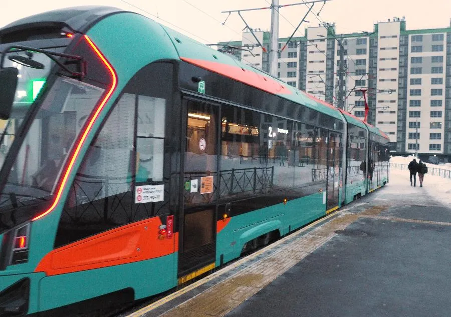 Подарочный трамвай и «американские горки»: первая поездка по «Славянке» | ФОТО Сергея ГРИЦКОВА