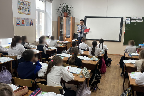 Сотрудник ИК-2 рассказал школьникам о Георгиевской ленточке