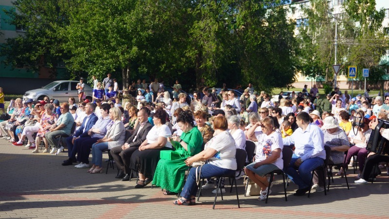 Жители и гости губкинского микрорайона Лебеди отметили Международный день соседей