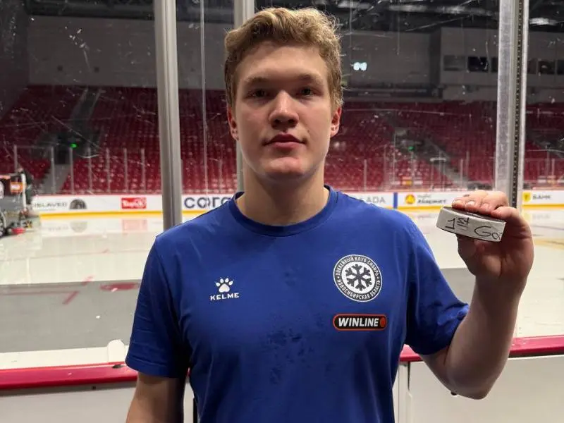 Хоккейный клуб «Сибирь» потерпел поражение в Челябинске. В упорной борьбе «Трактор» победил со счетом 4:3, после чего новосибирцы заняли последнее место в турнирной таблице Восточной конференции.