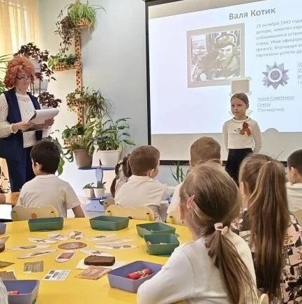 Школьники и малыши города чтят подвиги юных защитников Родины
