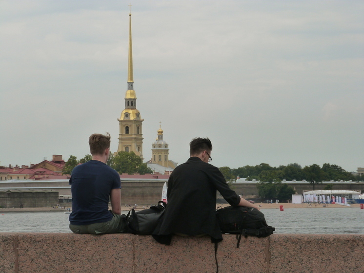 Турист, прибывший в Санкт-Петербург, хочет посетить …