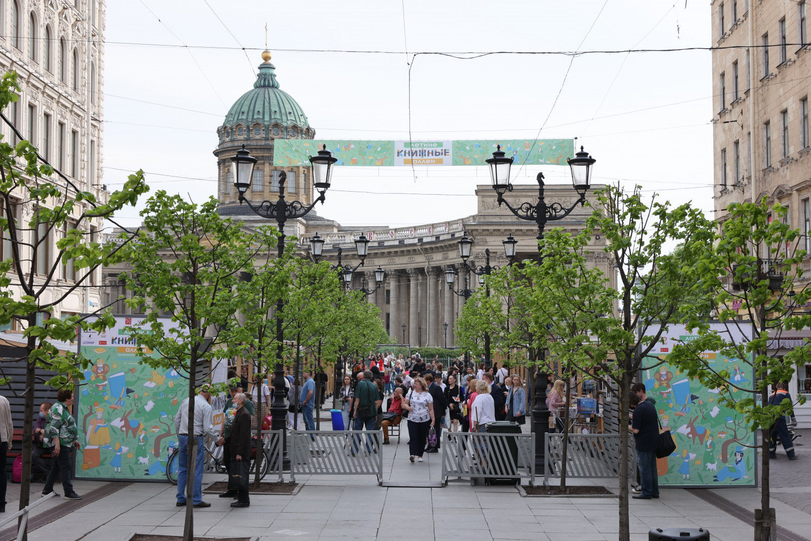 Урбанист петербург. Пешеходные улицы Санкт-Петербурга. Улочки Питера для прогулки. Туристический Питер. Туристы на улице.