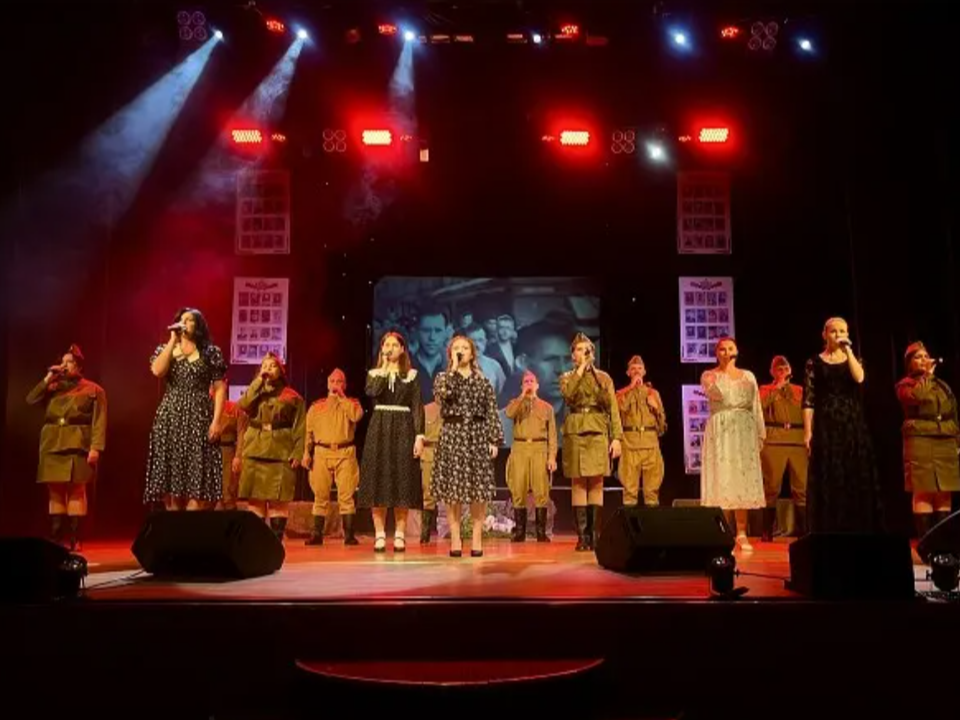 Вокалистки студии «Женский каприз» споют военные песни в КДЦ «Бронницы»