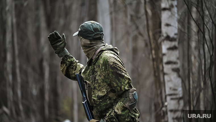 Военно-тактическая подготовка гражданского населения на полигоне. Пермь, тренировка, противостояние, боевики, лес, война, подготовка, конфликт, вооруженные силы, тайга, бойцы, зеленка, вооруженные люди, вооруженный человек, весна, солдат, мобилизация, вс рф, сво, наемники, военный, бойцы сво