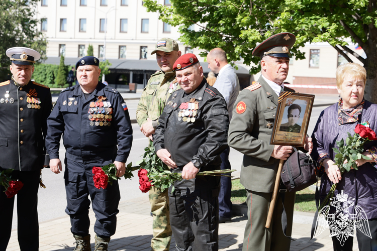 Белгородские росгвардейцы почтили память Героев Великой Отечественной войны и возложили цветы к мемориальным комплексам в регионе