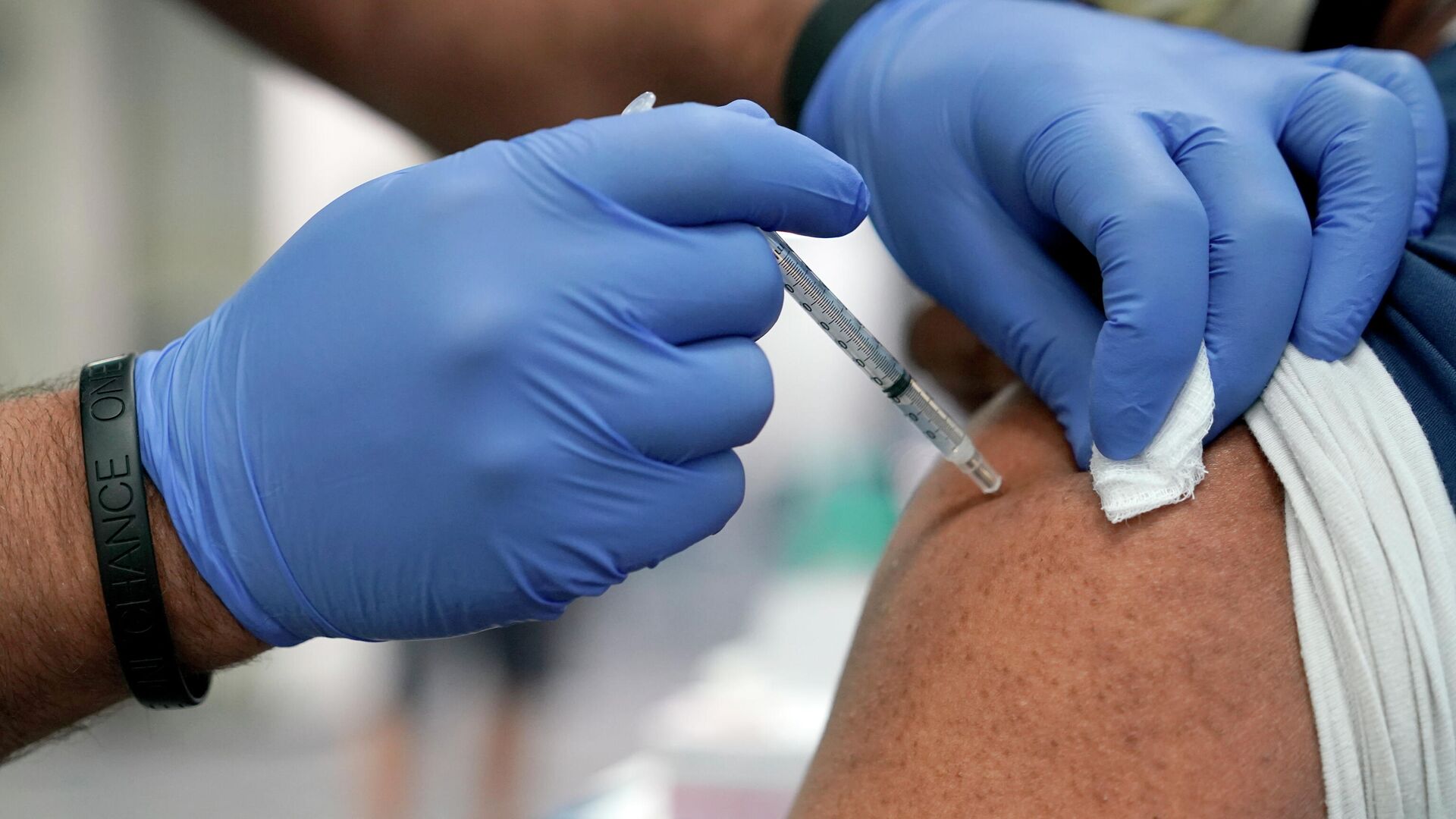 Медицинский работник получает дозу вакцины Pfizer от COVID-19 - Sputnik Азербайджан, 1920, 10.01.2025