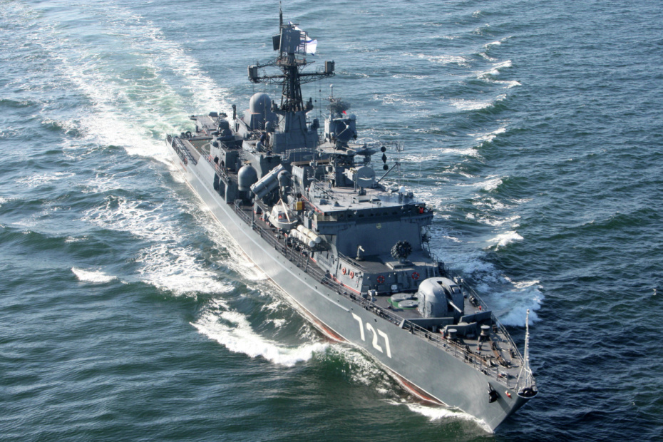Сторожевой корабль «Ярослав Мудрый» во время военно-морских учений боевых кораблей ВМС России в акватории Балтийского моря
