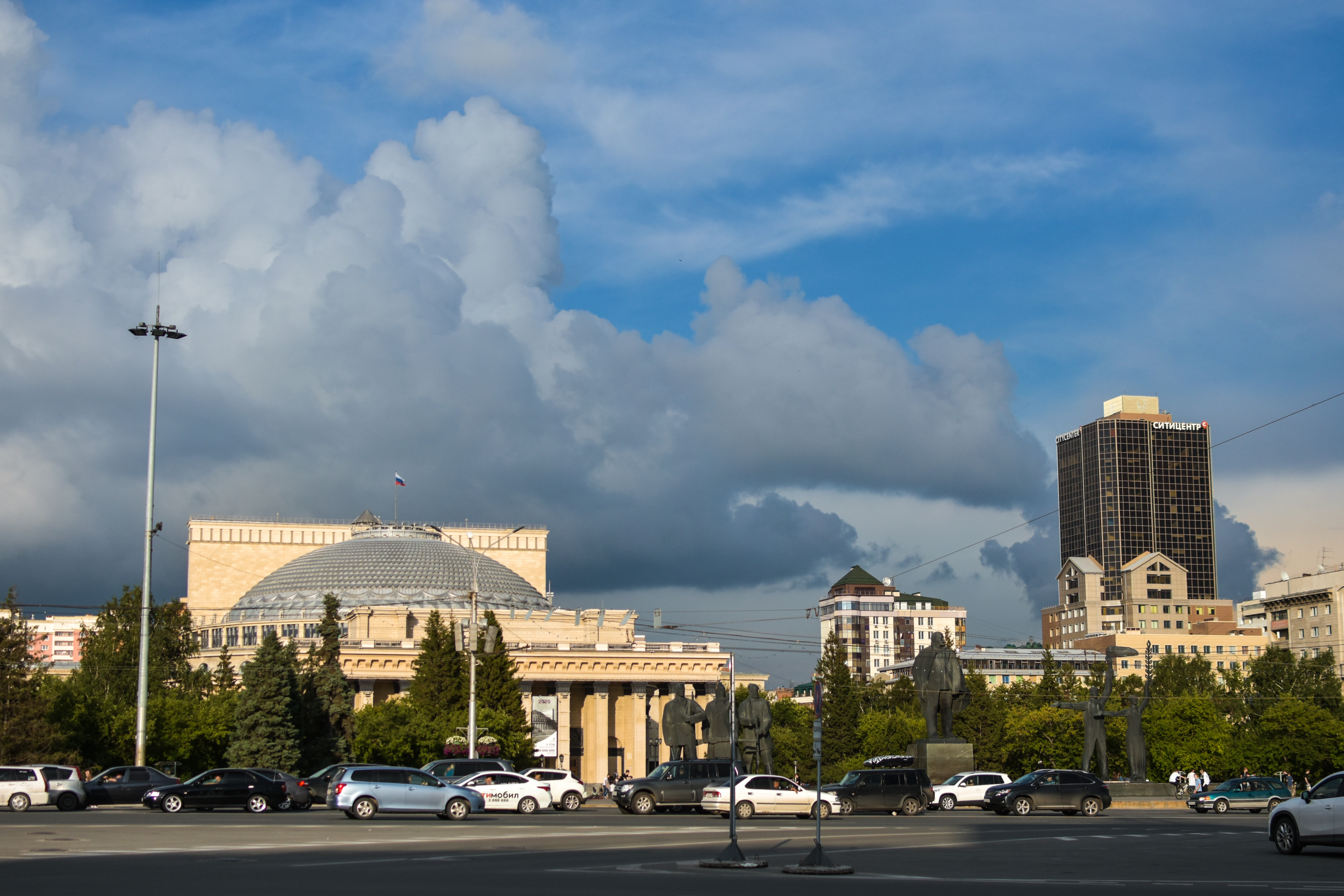 Стали новосибирск. Город Москва. Театральный сквер Новосибирск. Новосибирск численность населения 2022. Симфония возле оперного.