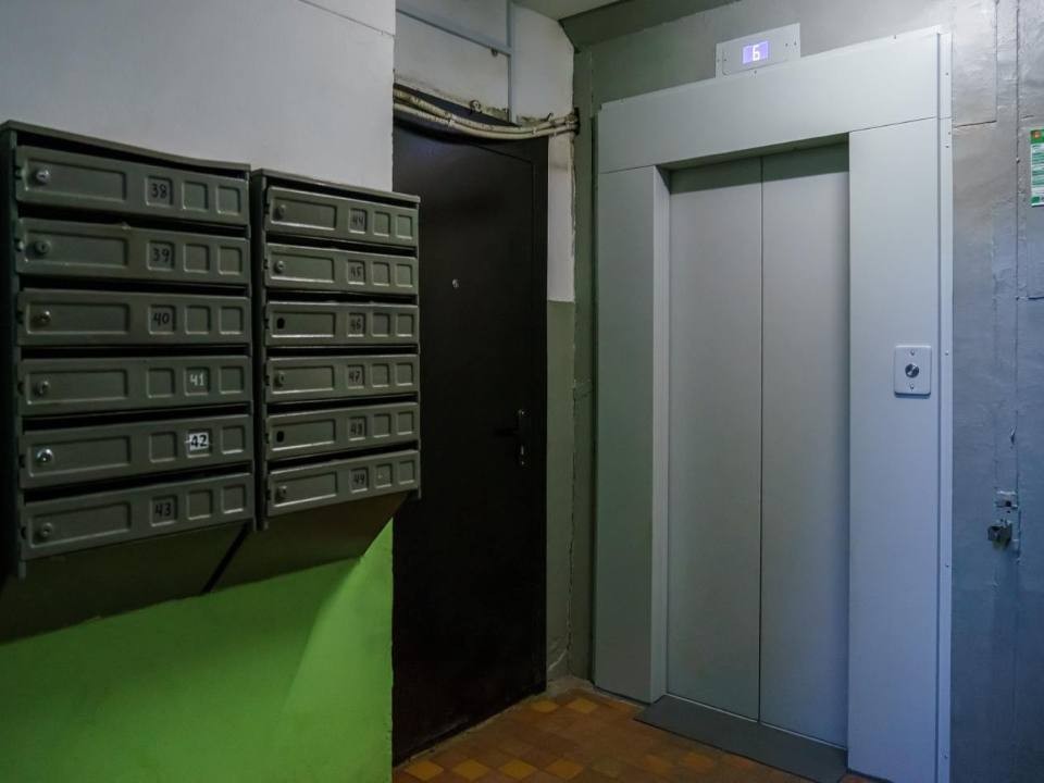Спасатели деблокировали находившихся внутри упавшего лифта людей