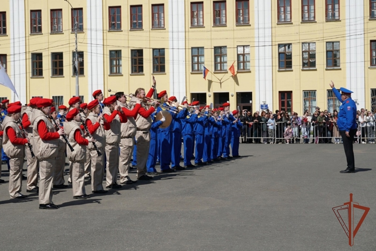 Подшефные кировских росгвардейцев приняли участие в юнармейском параде