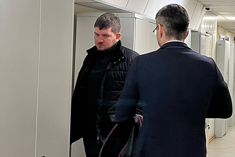 Артем Мясников во всей этой истории единственным отделался условкой. Его признали виновным в организации занятий проституцией (ст. 241 УК РФ) и приговорили к 3 годам лишения свободы — условно, с испытательным сроком на 3 года