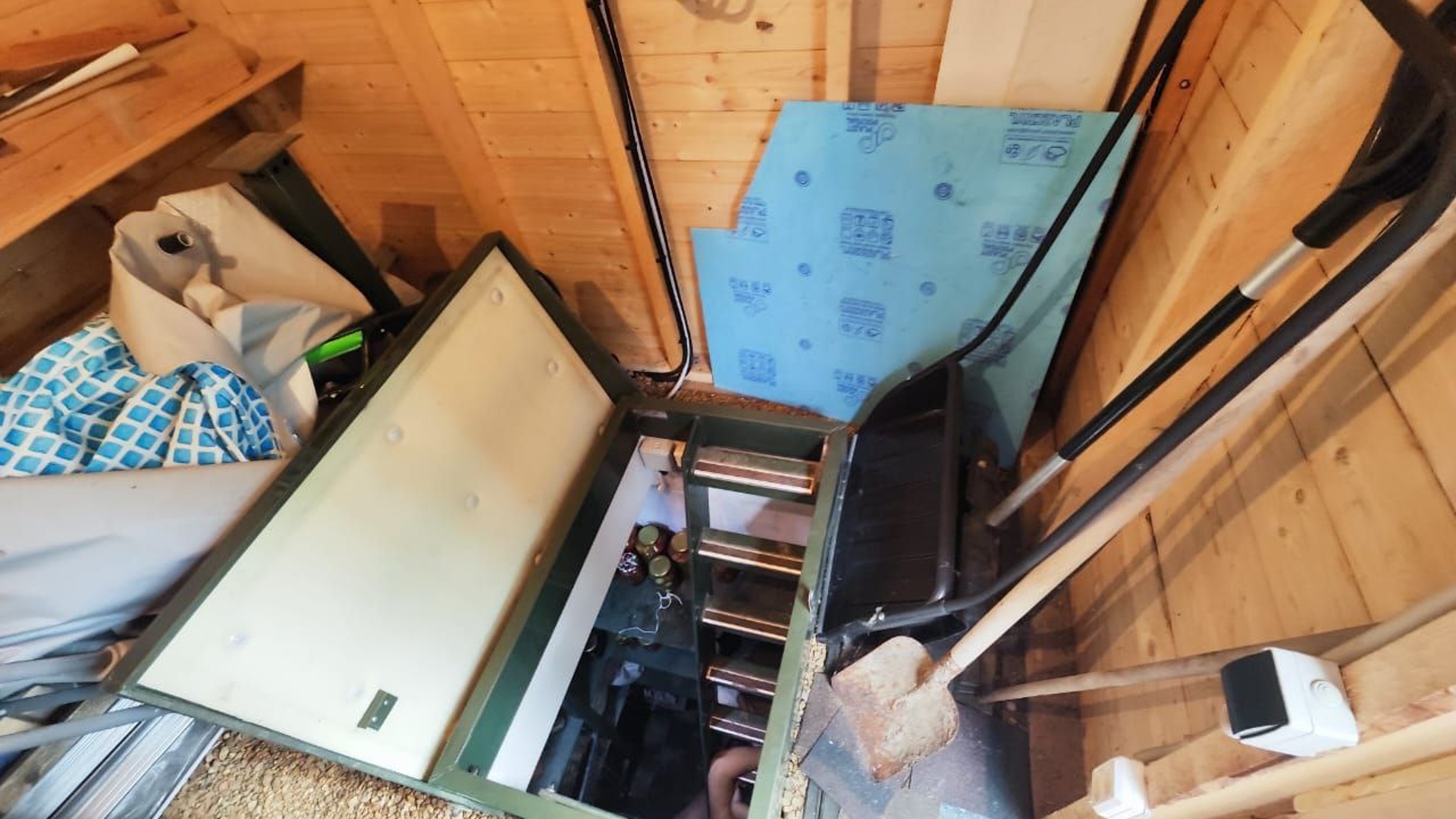 нашел в погребе