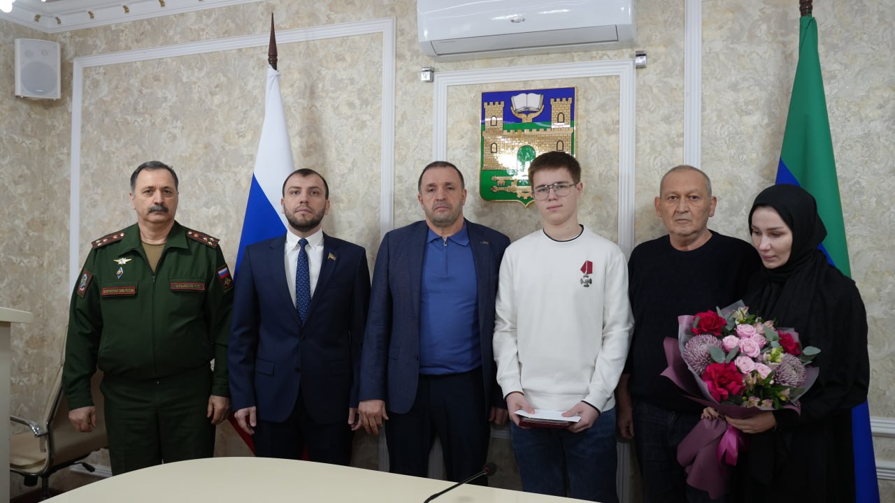 В Хасавюрте передали орден Мужества семье погибшего участника СВО, фото 1