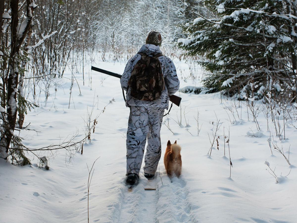 увлекается охотой