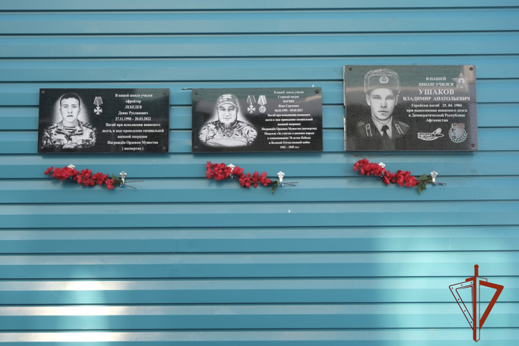 Накануне Дня защитника Отечества в Горно-Алтайске установили мемориальную доску росгвардейцу, погибшему в ходе специальной военной операции