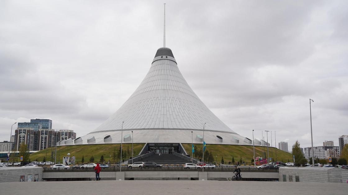 Парковка возле Хан Шатыра фото Нурсултан