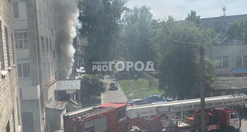 В Новочебоксарске в пятиэтажном доме вспыхнул пожар