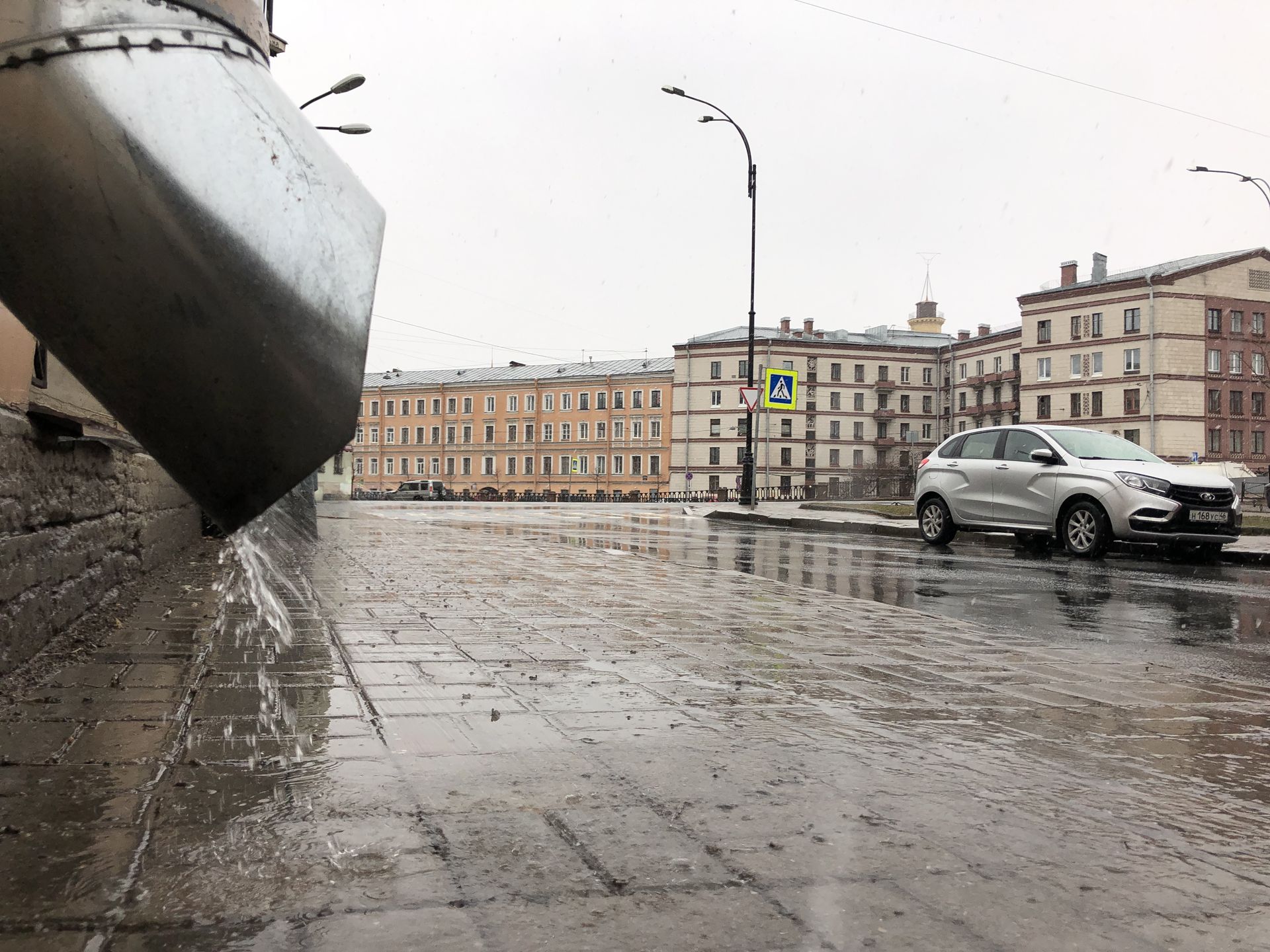 Погода в питере сейчас видео. Снег в Питере. Мокрый снег. Смерч в Санкт-Петербурге. Снегопад над Питером.